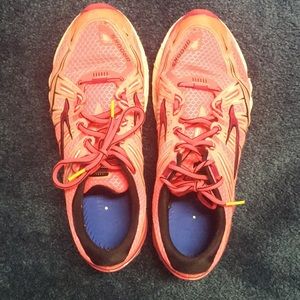 Brooks tennis shoes